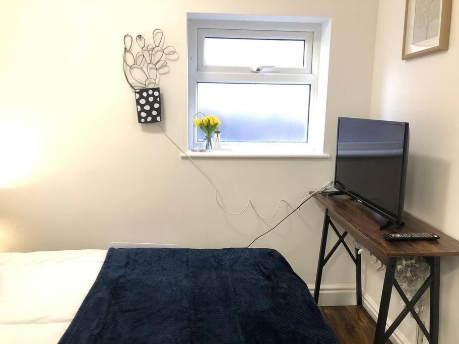 Tiny Small Cosy Studio